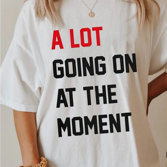 Taylor Swift White Tee “A lot going on at the moment” - Picture 2 of 6